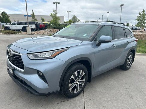 Used 2020 Toyota Highlander XLE AWD/4WD image 3