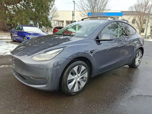 Used 2022 Tesla Model Y Long Range image 3