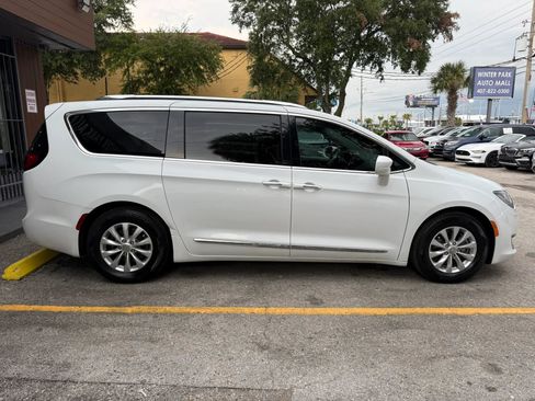 Used 2018 Chrysler Pacifica Touring-L Plus FWD image 5