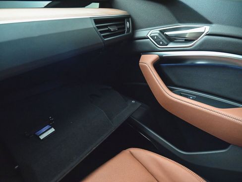 Used 2024 Audi Q8 e-tron Premium Plus w/ Premium Plus Package image 16