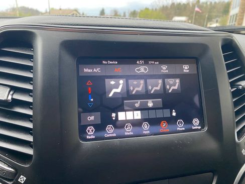 Used 2019 Jeep Cherokee Latitude Plus w/ Cold Weather Group AWD/4WD image 22