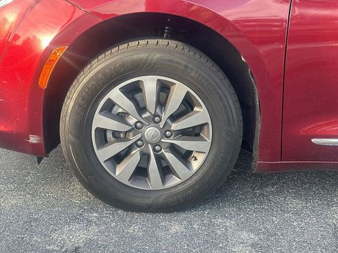 Used 2019 Chrysler Pacifica Touring-L Plus image 8