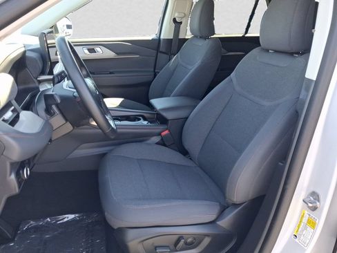 Used 2025 Ford Explorer Active AWD/4WD image 10