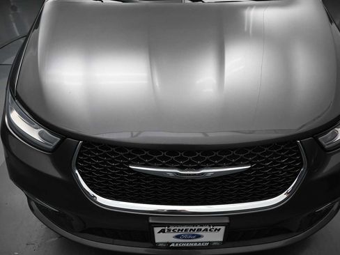 Used 2023 Chrysler Pacifica Touring-L FWD image 20
