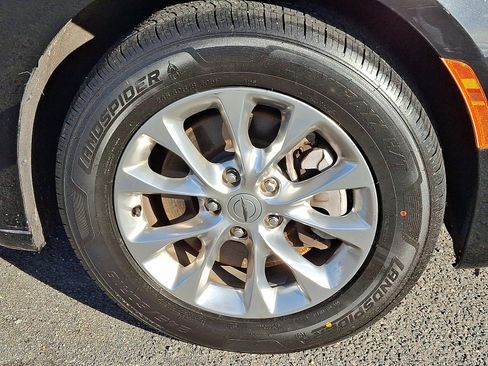 Certified 2022 Chrysler Pacifica Touring-L image 9