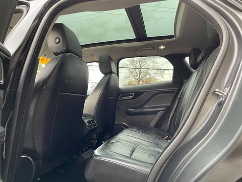 Used 2018 Jaguar F-PACE image 37