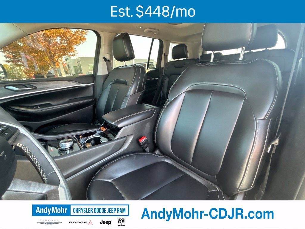 Used 2023 Jeep Grand Cherokee Limited w/ Black Appearance Package AWD/4WD image 12
