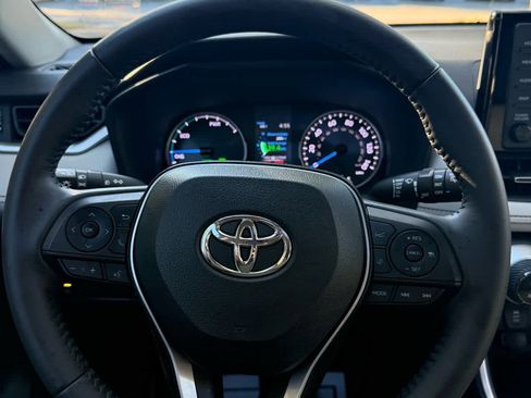 Used 2022 Toyota RAV4 XLE Premium image 21