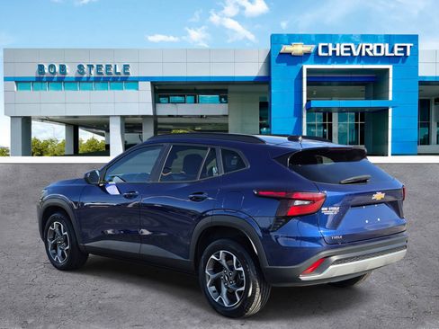 Used 2024 Chevrolet Trax LT w/ Sunroof Package FWD image 3