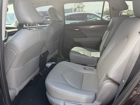 Used 2021 Toyota Highlander Limited image 9