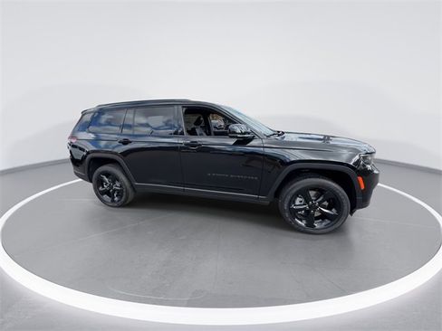 New 2025 Jeep Grand Cherokee L Altitude image 9