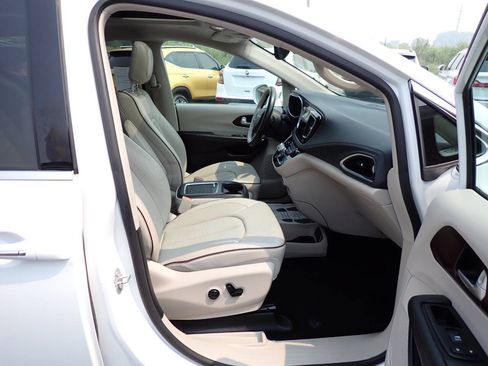 Used 2017 Chrysler Pacifica Limited w/ Advanced Safetytec Group FWD image 9