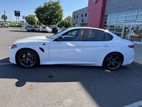 Used 2024 Alfa Romeo Giulia Quadrifoglio RWD image 5