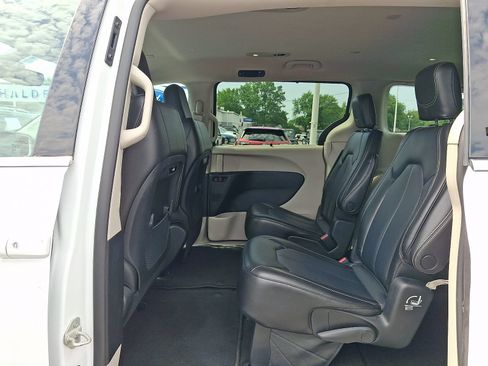 Used 2023 Chrysler Pacifica Touring-L FWD image 11