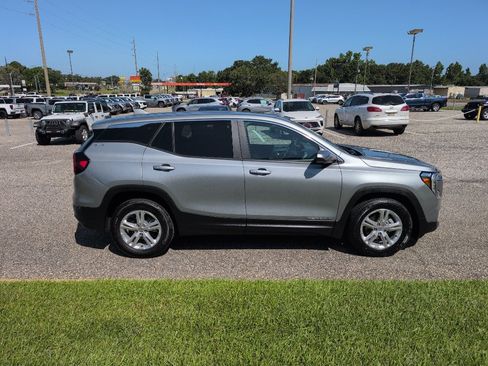 Used 2024 GMC Terrain SLE image 7