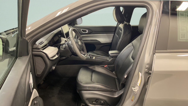 Used 2023 Jeep Compass Latitude AWD/4WD image 16