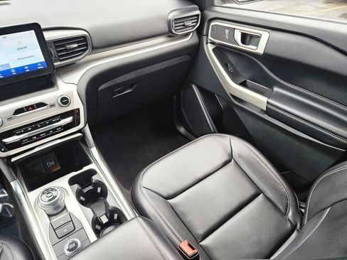 Used 2022 Ford Explorer XLT w/ Equipment Group 202A image 13