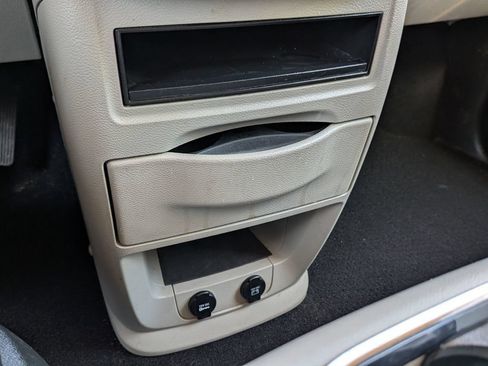Used 2015 Chrysler Town & Country LX FWD image 19