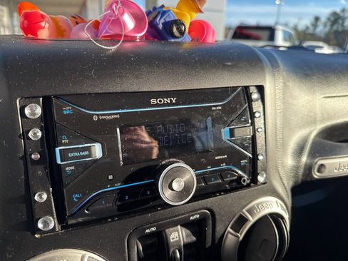 Used 2017 Jeep Wrangler Unlimited Sahara w/ Connectivity Group image 6