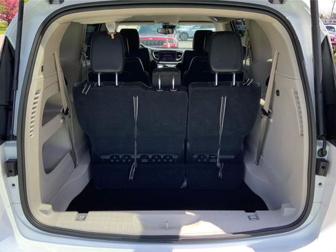 Used 2023 Chrysler Pacifica Touring-L FWD image 12