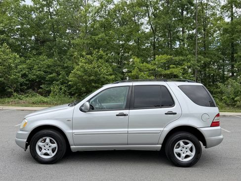 Used 2001 Mercedes-Benz ML 320 4MATIC image 2