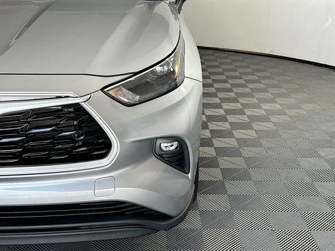 Used 2023 Toyota Highlander XLE FWD image 9