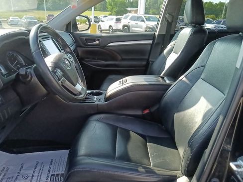 Used 2019 Toyota Highlander XLE AWD/4WD image 14