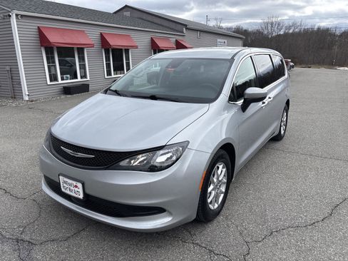 Used 2023 Chrysler Voyager LX image 4