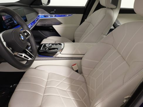 Used 2023 BMW 760i xDrive image 19
