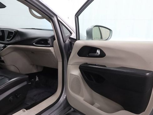 Used 2020 Chrysler Pacifica Limited FWD image 14