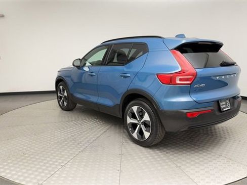 Certified 2025 Volvo XC40 B5 Plus image 4