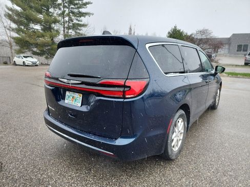 Used 2024 Chrysler Pacifica Touring-L image 7
