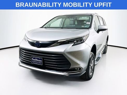 Used 2021 Toyota Sienna XLE w/ XLE Plus Package image 3