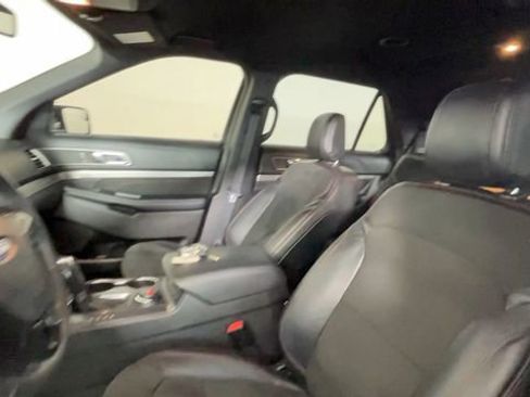 Used 2018 Ford Explorer XLT w/ Equipment Group 202A AWD/4WD image 22