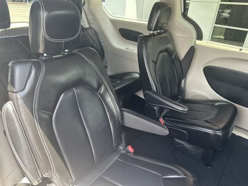 Used 2023 Chrysler Pacifica Touring-L FWD image 28