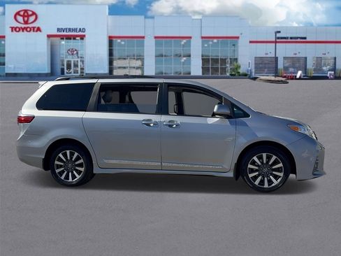 Used 2018 Toyota Sienna XLE w/ Protection Package image 3