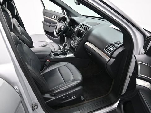 Used 2018 Ford Explorer XLT w/ Equipment Group 202A AWD/4WD image 37