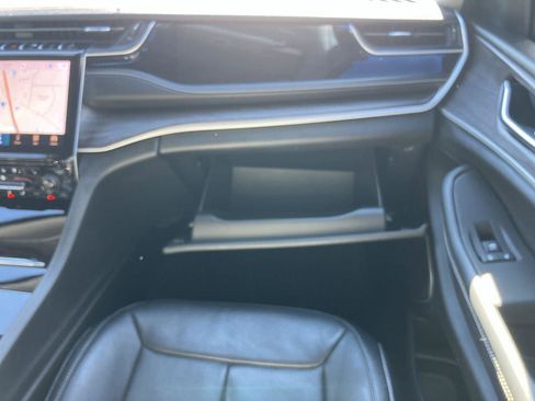 Used 2022 Jeep Grand Cherokee Limited w/ Luxury Tech Group II image 17