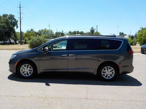 Used 2022 Chrysler Pacifica Touring-L image 7