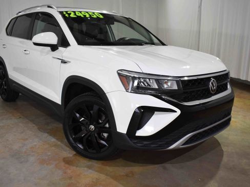 Used 2022 Volkswagen Taos SE image 3