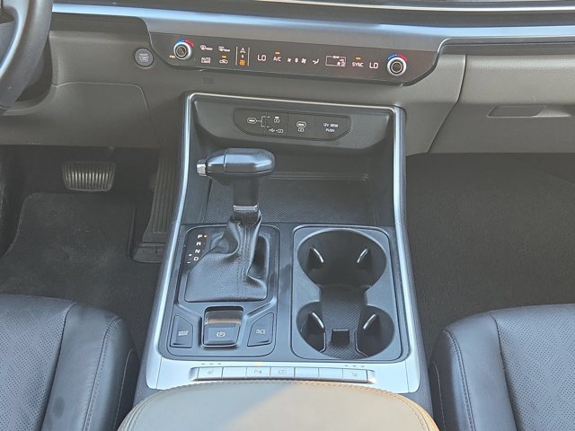 Used 2025 Kia Carnival FWD image 17