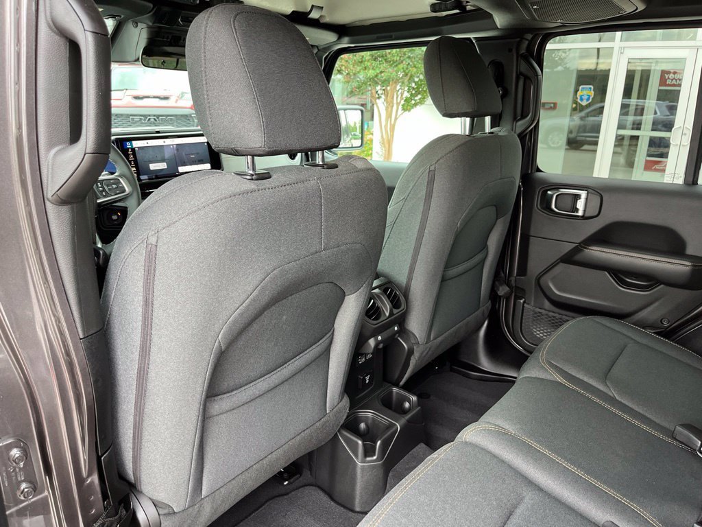 Used 2026 Jeep Wrangler Unlimited Sahara AWD/4WD image 15