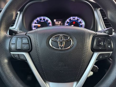Used 2017 Toyota Highlander LE image 10