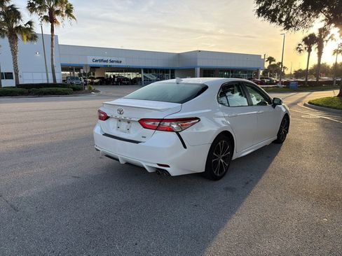 Used 2020 Toyota Camry SE FWD image 5
