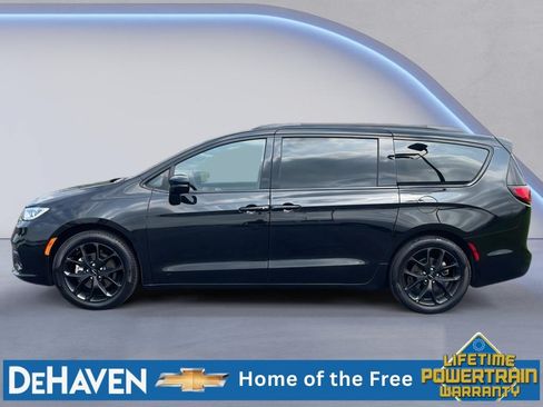 Used 2025 Chrysler Pacifica Limited FWD image 3