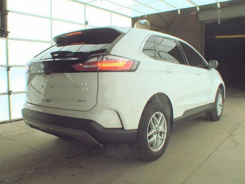 Used 2024 Ford Edge SEL w/ Convenience Package image 4