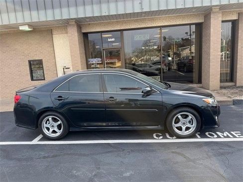 Used 2013 Toyota Camry SE image 2