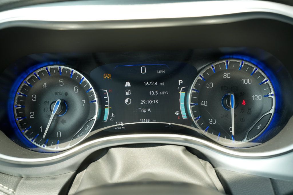 Used 2025 Chrysler Pacifica Limited FWD image 50