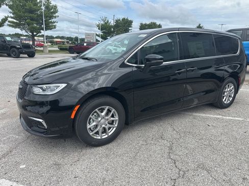 New 2025 Chrysler Pacifica Select w/ Uconnect Theater Family Group image 14