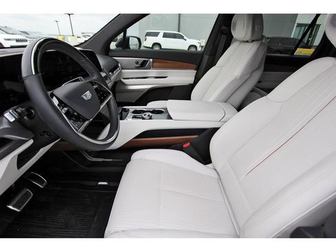 Certified 2026 Cadillac Vistiq Luxury image 6